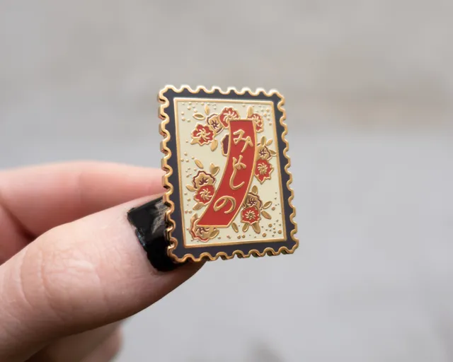 kabujiro-hanafuda-banner-emaille-pin-gold-35mm-briefmarke image 1