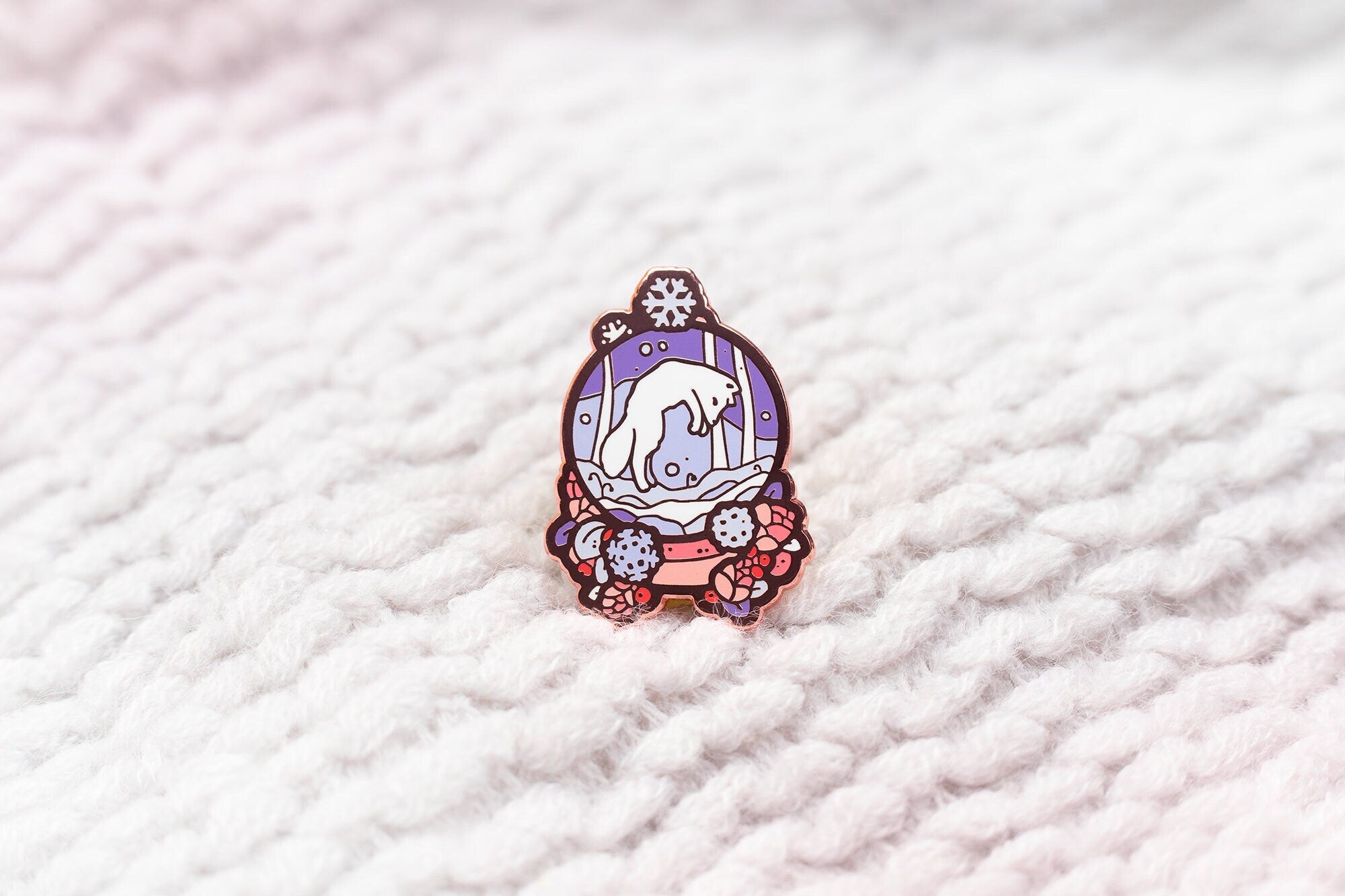 miamouz-arctic-fox-emaille-pin-schneekugel-30mm image 1