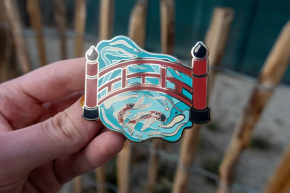 kabujiro-enamel-pins-koi-pond-bridge-emaille-pin-gold-50x58mm image 1
