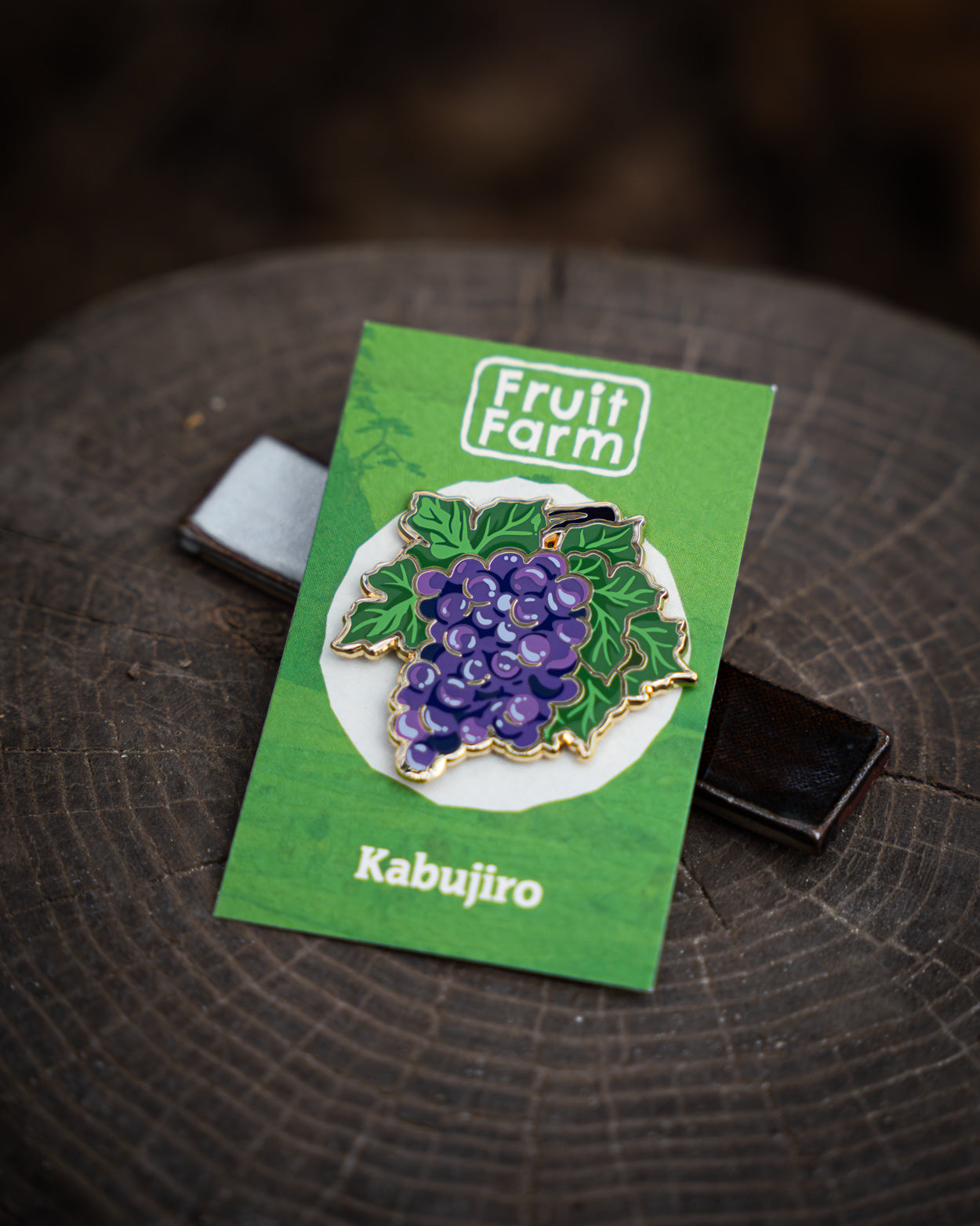 kabujiro-fruit-farm-emaille-pin-trauben-45mm image 2