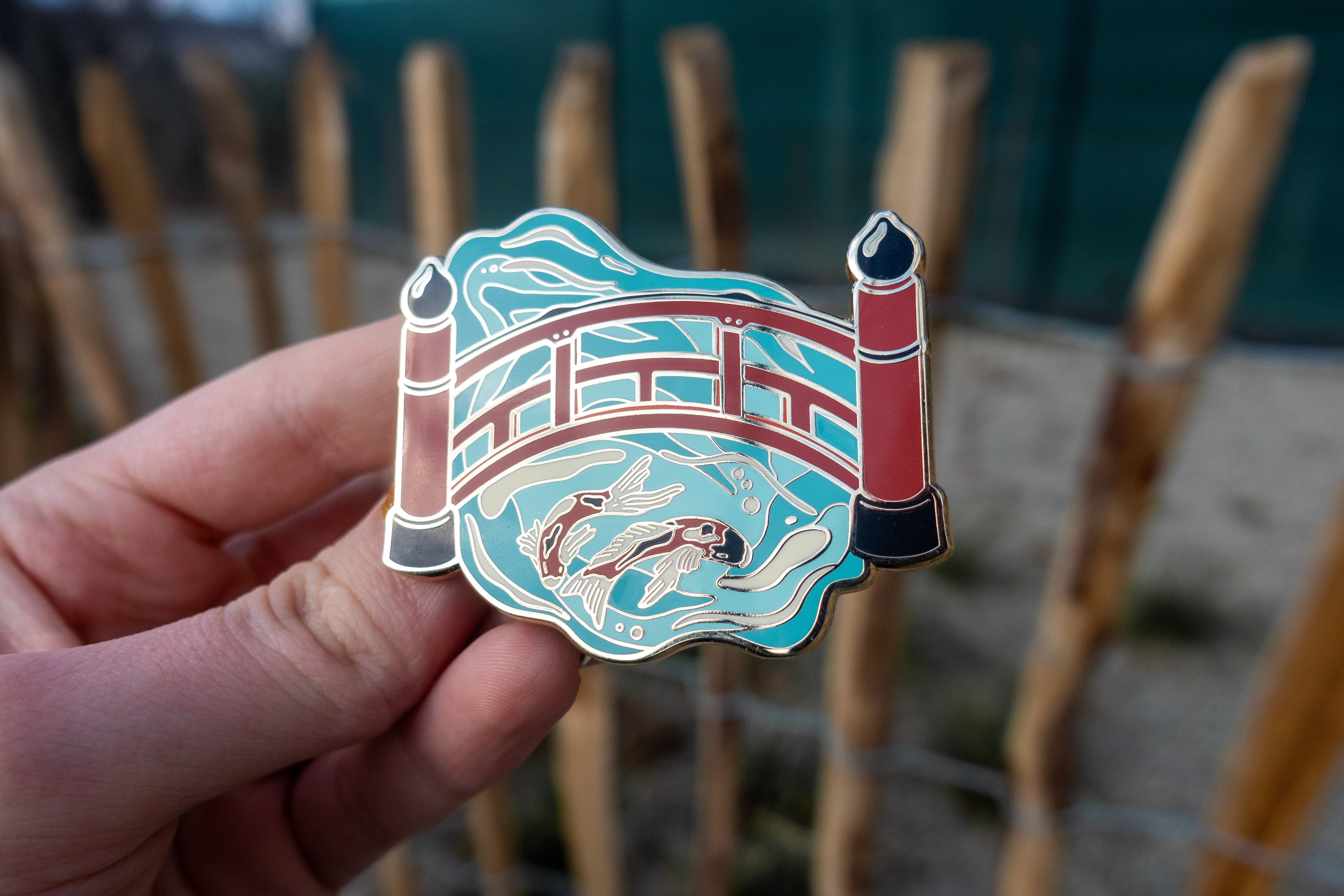 kabujiro-enamel-pins-koi-pond-bridge-emaille-pin-gold-50x58mm image 2