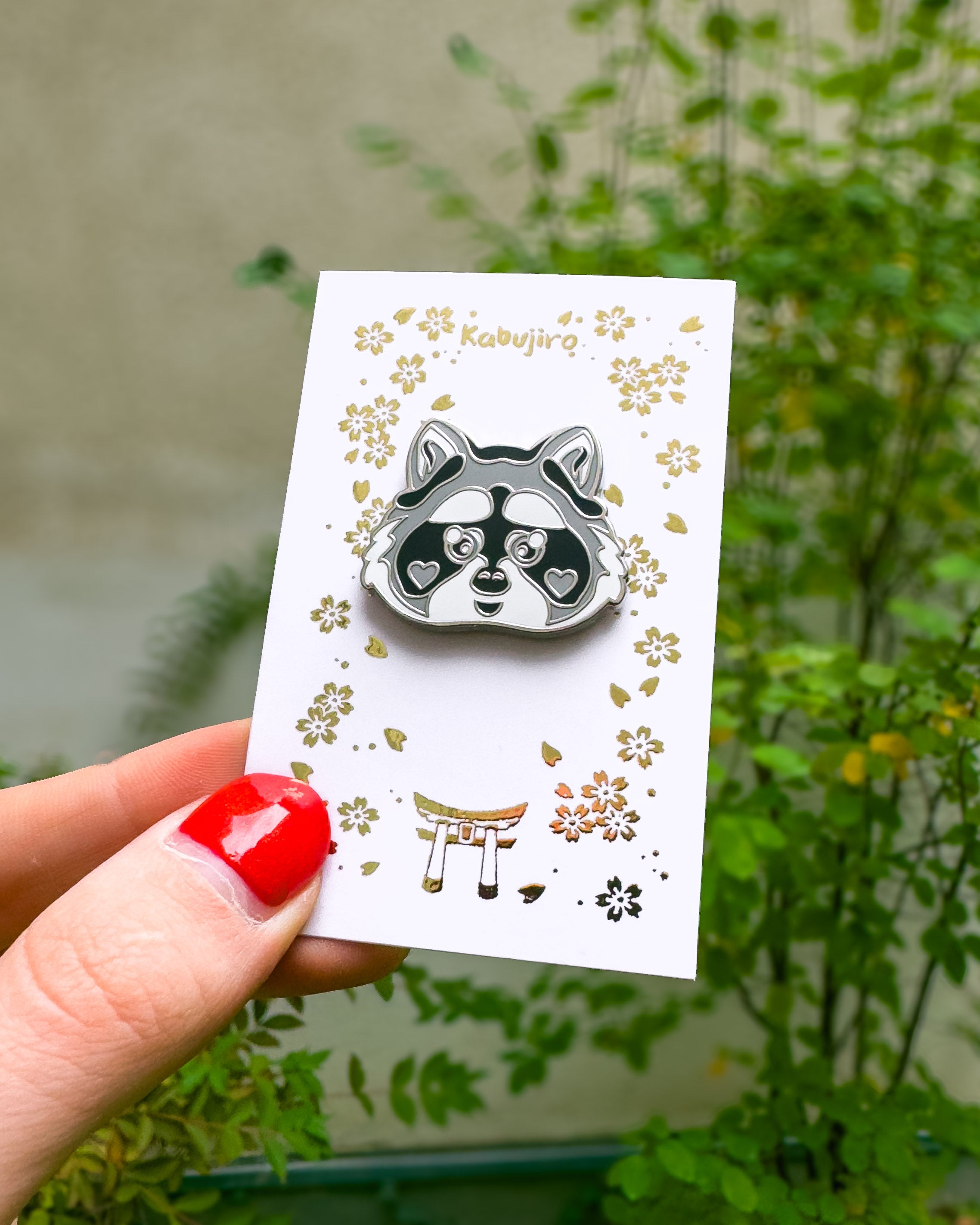 kabujiro-enamel-pins-raccoon-emaille-pin-waschb-r-27mm image 4
