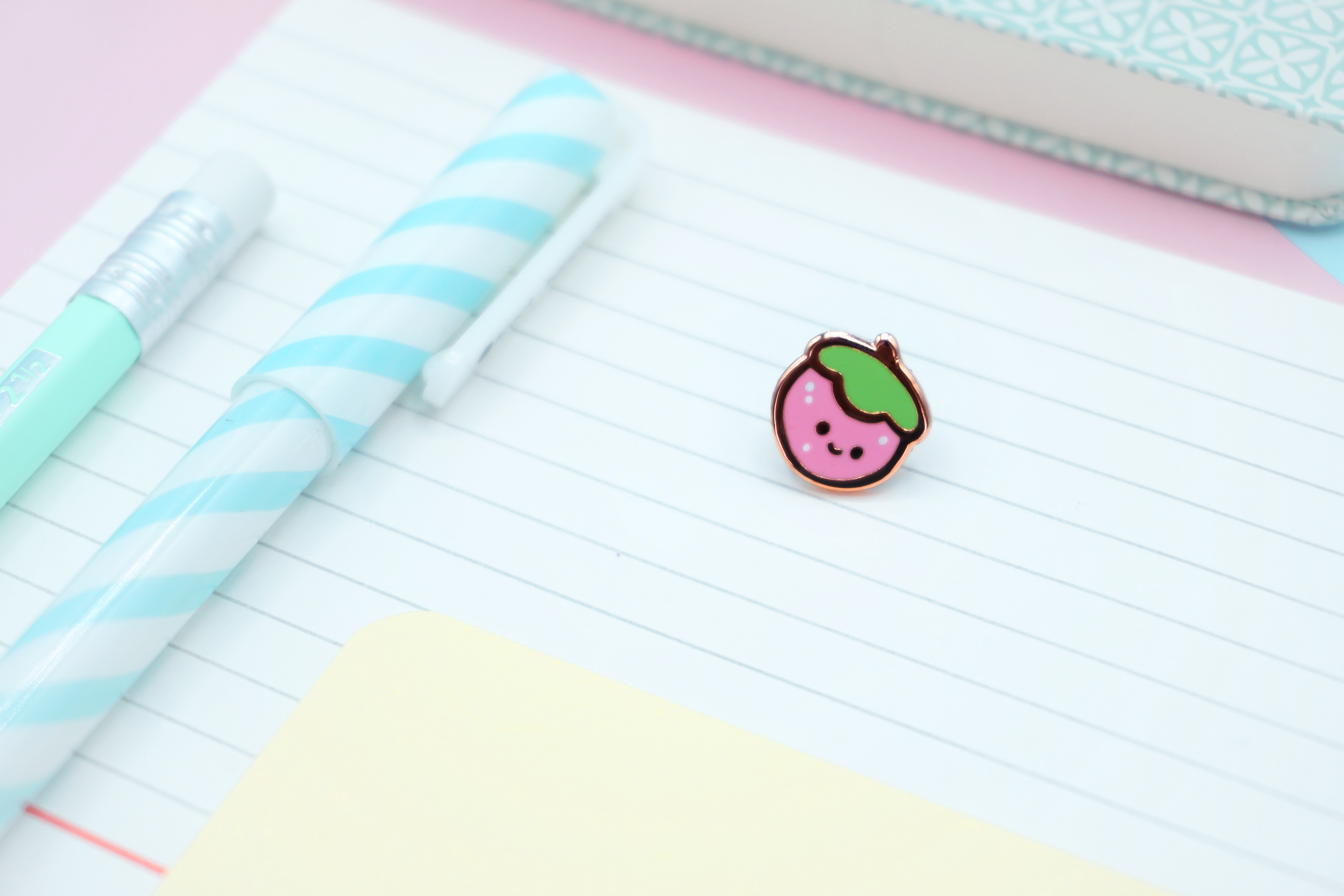 miamouz-enamel-pins-small-strawberry-emaille-pin-13-mm image 2