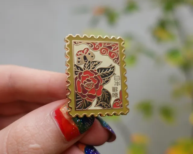 kabujiro-hanafuda-butterflies-emaille-pin-35-mm-vergoldet image 1