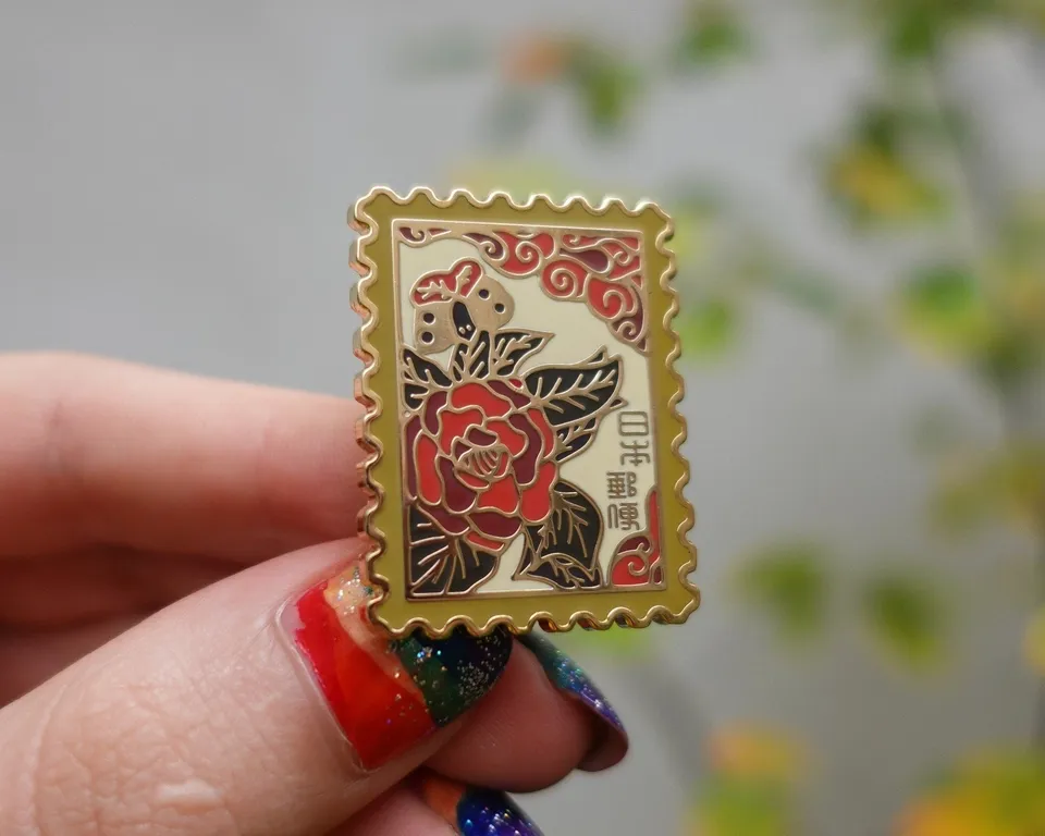 kabujiro-hanafuda-butterflies-emaille-pin-35-mm-vergoldet image 1