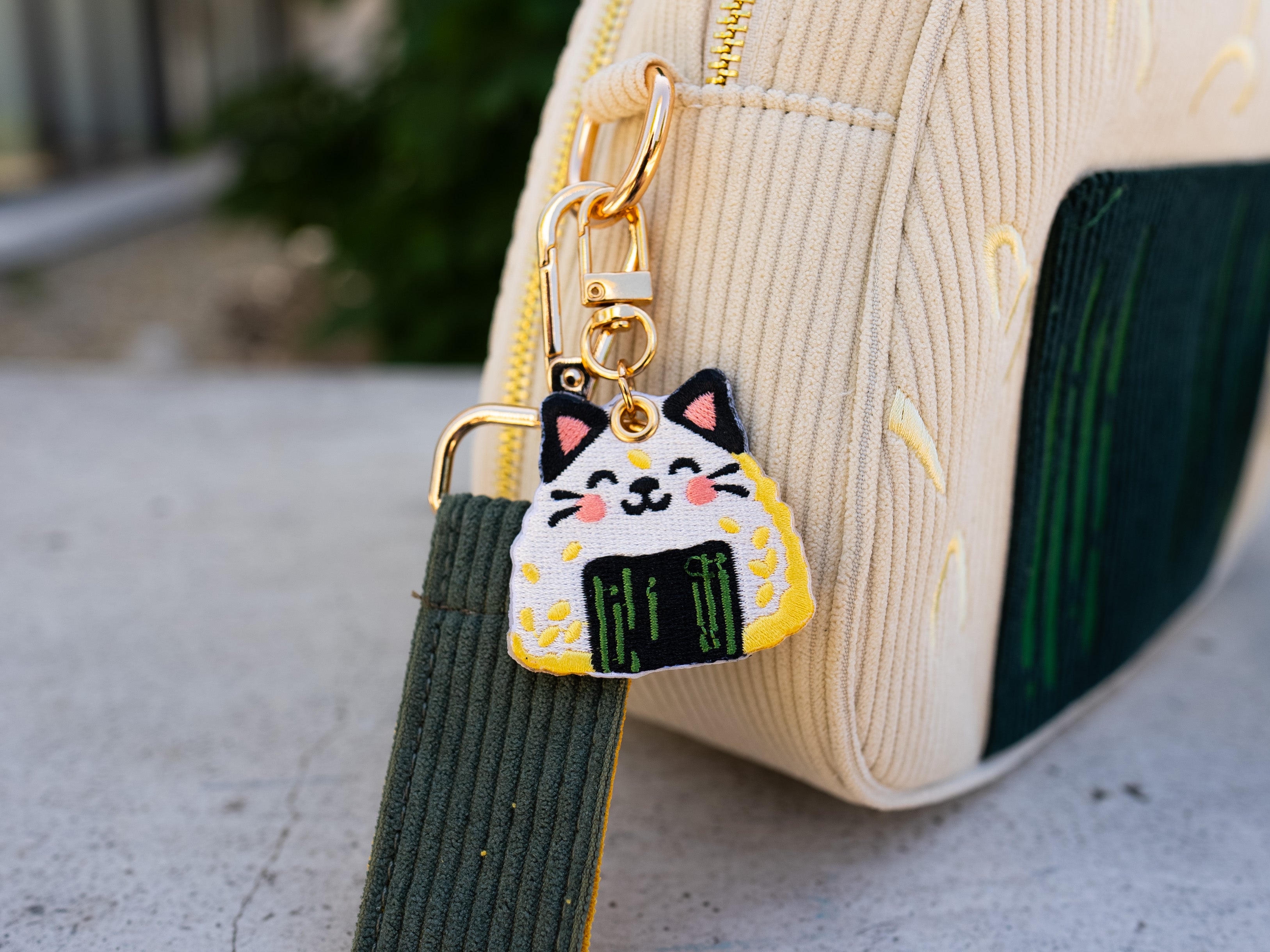 kabujiro-charms-onigiri-cat-schl-sselanh-nger-gestickt-beidseitig image 2