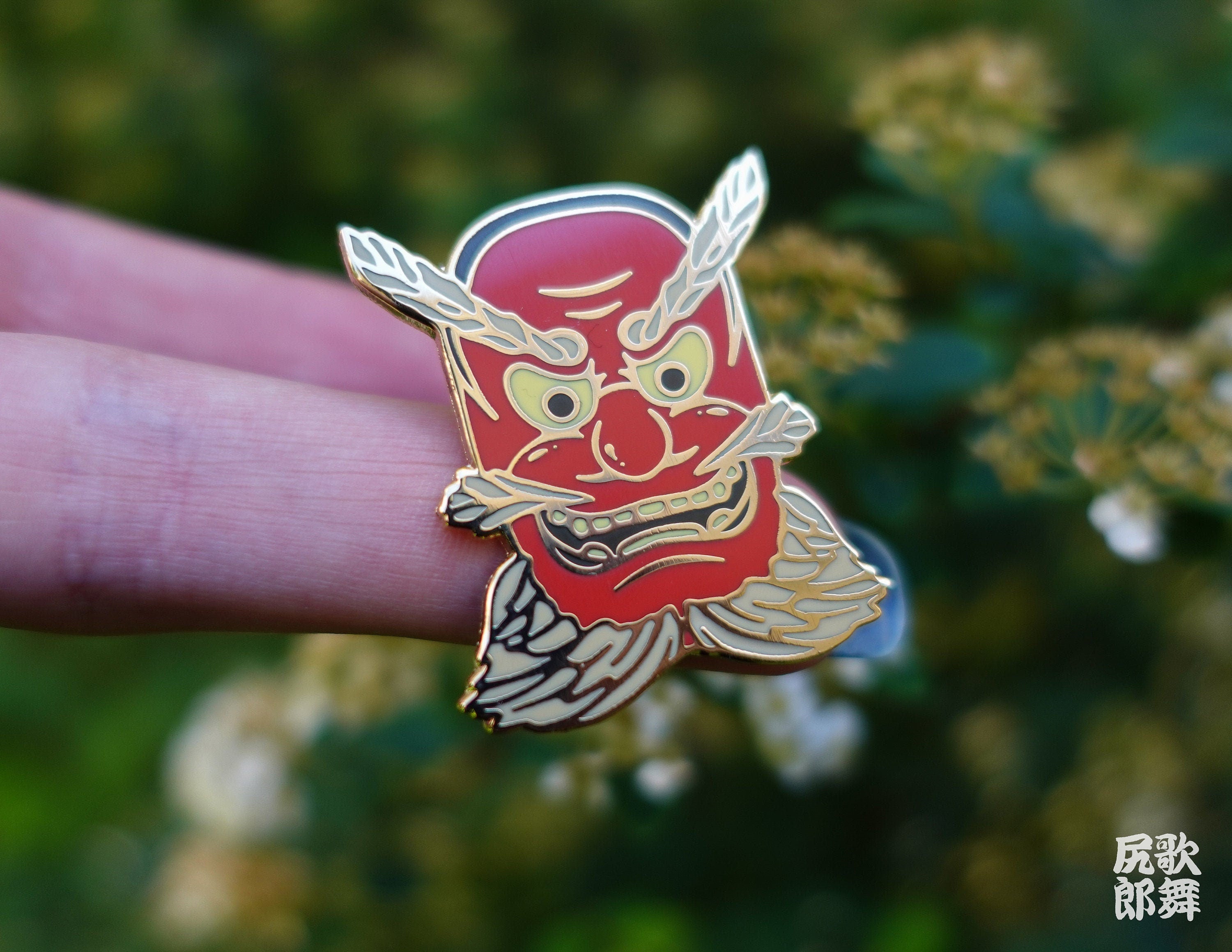 kabujiro-enamel-pins-japanese-tengu-mask-emaille-pin-35mm-gold image 1
