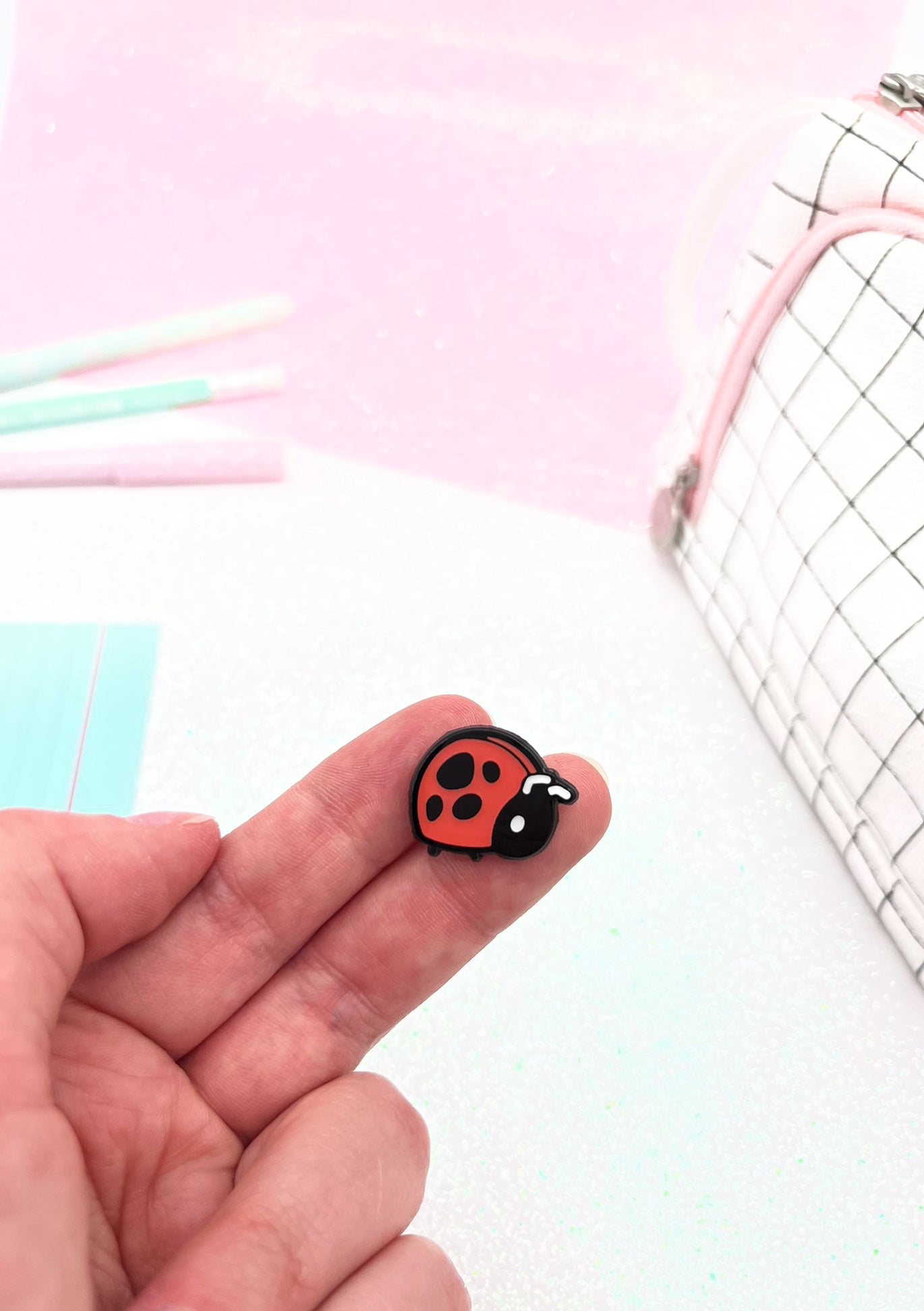 miamouz-tiny-ladybug-mini-emaille-pin-rot-16mm image 5