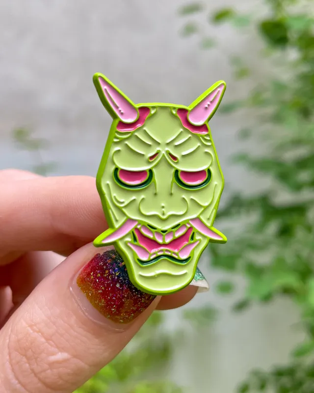 kabujiro-oni-mask-emaille-pin-spring-edition-40-mm-gr-n image 1
