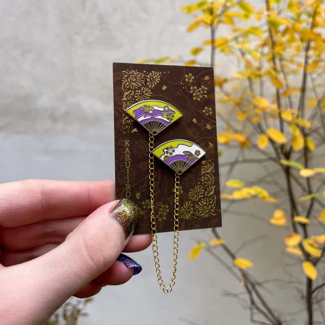 kabujiro-non-binary-pride-fans-kragen-pin-set-f-cher-kette image 1