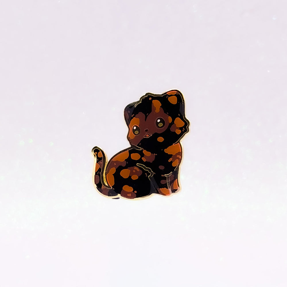 miamouz-europ-isch-kurzhaar-emaille-pin-tortie-katze image 1