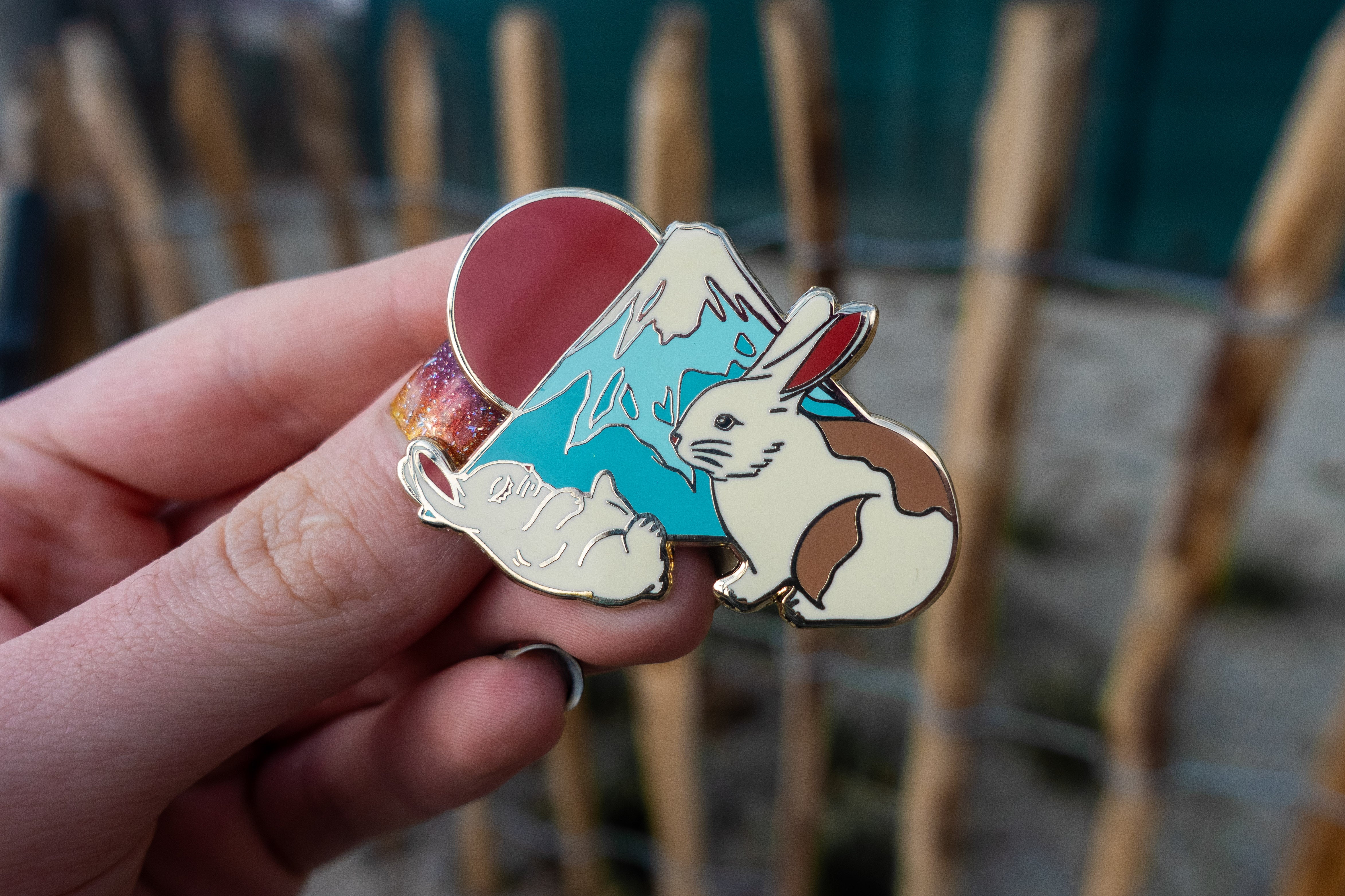 kabujiro-mount-fuji-bunnies-emaille-pin-hasen-gold image 2
