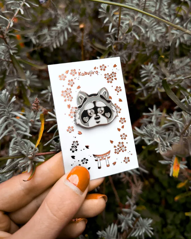kabujiro-enamel-pins-raccoon-emaille-pin-waschb-r-27mm image 1