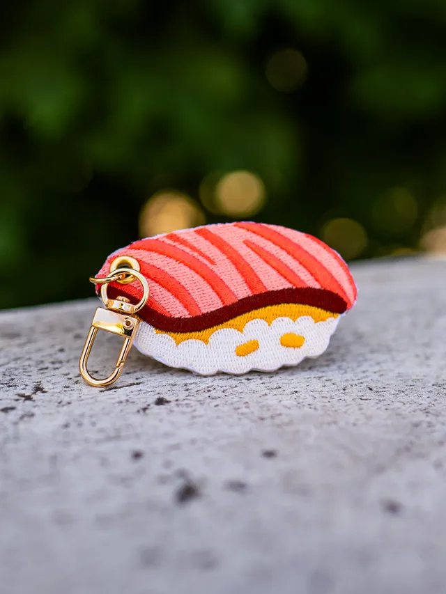 kabujiro-charms-salmon-sushi-schl-sselanh-nger-gestickt image 1