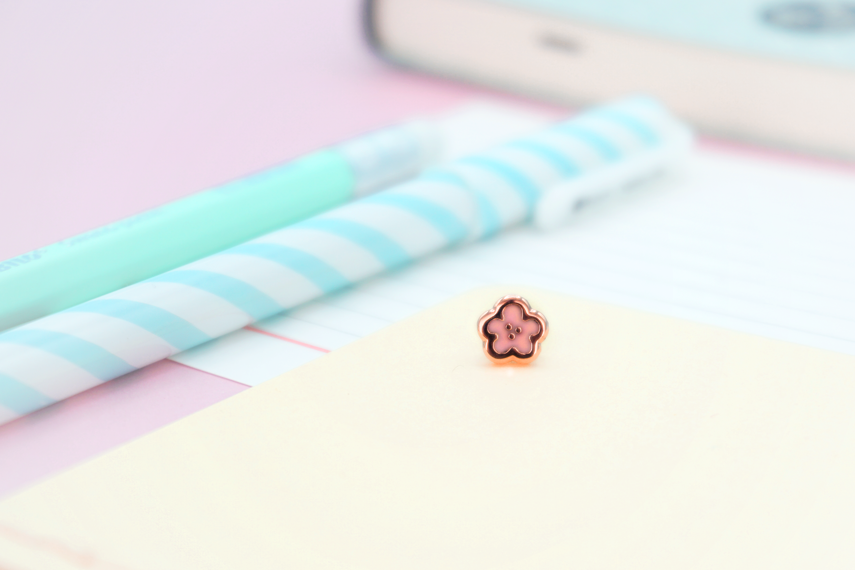 miamouz-tiny-sakura-emaille-mini-pin-rosa-7mm image 2