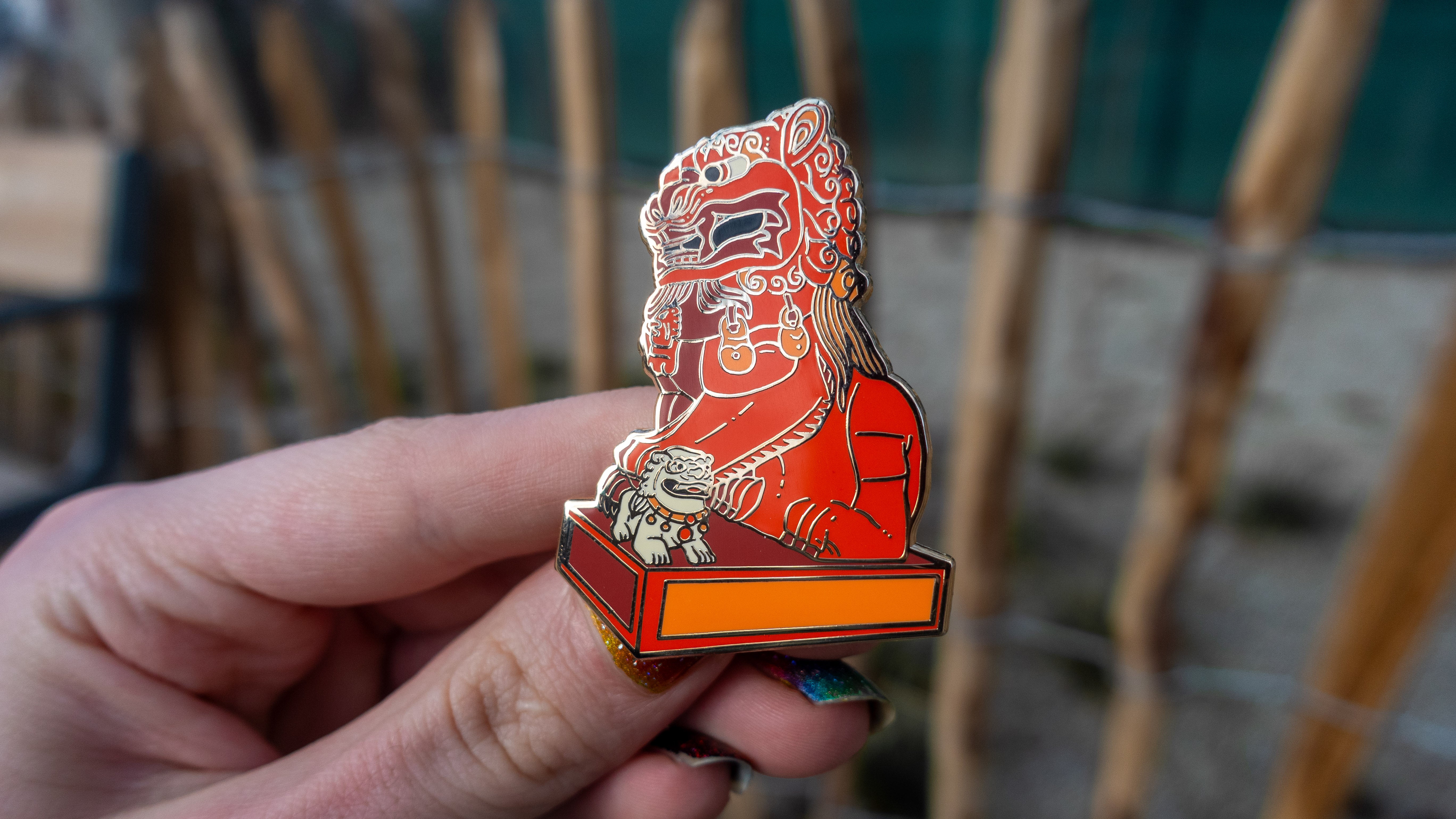 kabujiro-komainu-statue-emaille-pin-55mm-gold image 2