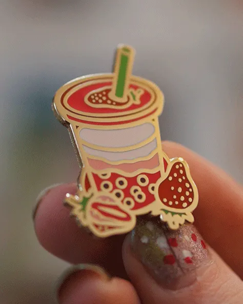 kabujiro-boba-bliss-strawberry-emaille-pin-40mm-gold image 1