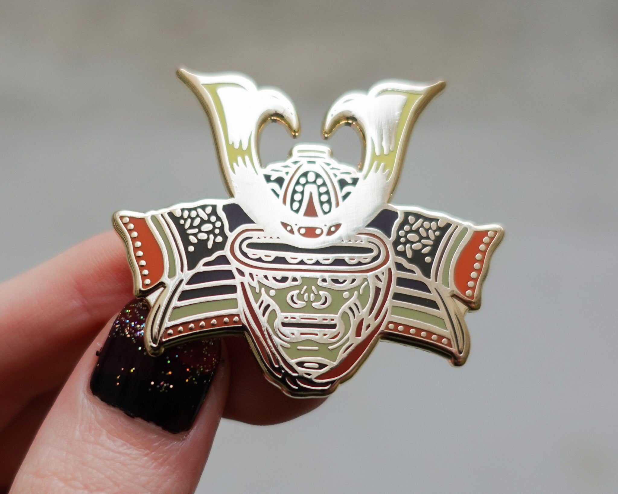 kabujiro-samurai-helmet-emaille-pin-gold-50-mm image 2