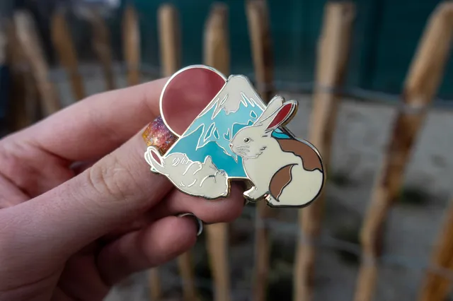 kabujiro-mount-fuji-bunnies-emaille-pin-hasen-gold image 1