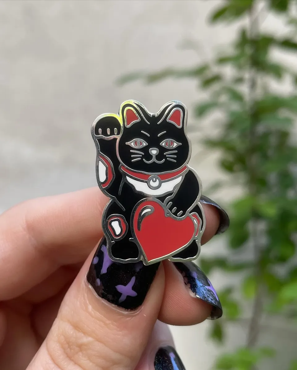 kabujiro-heart-maneki-neko-emaille-pin-gl-ckskatze image 1