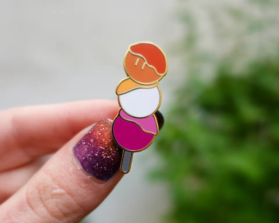 kabujiro-enamel-pins-pride-dango-pin-lesbian-40mm image 1