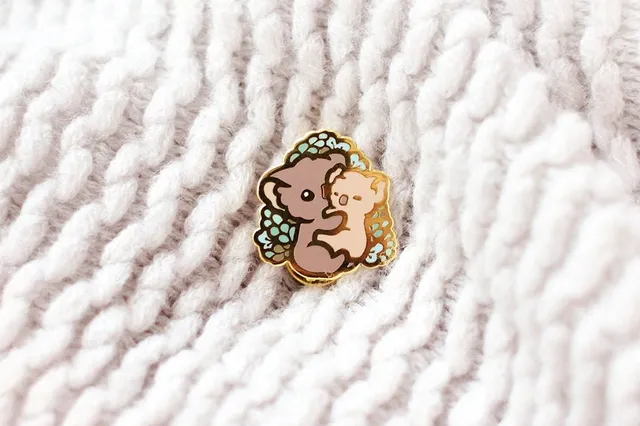 miamouz-koala-love-emaille-pin-anstecker-40mm-normal image 1