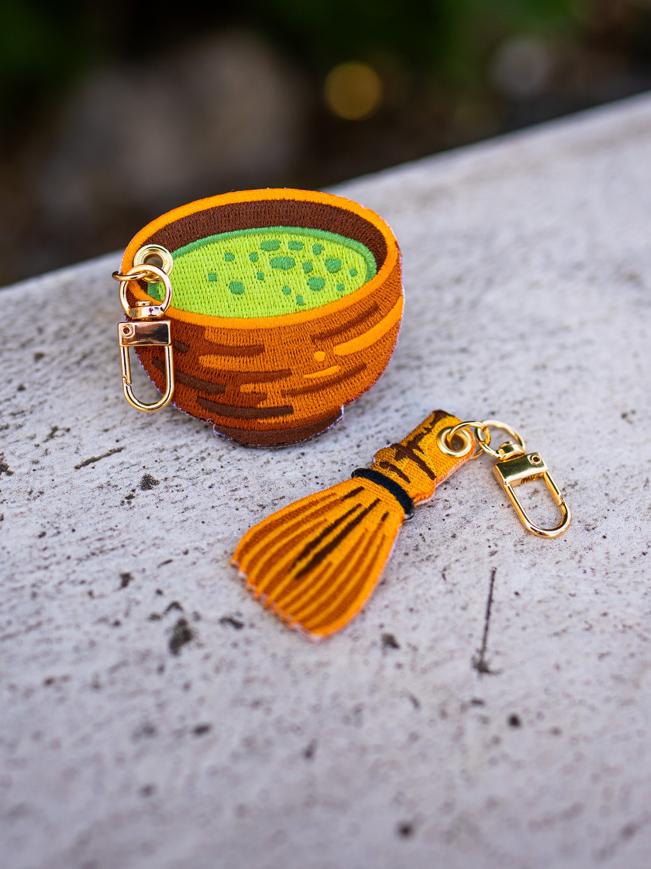 kabujiro-charms-matcha-bowl-and-whisk-schl-sselanh-nger-set-bestickt image 1