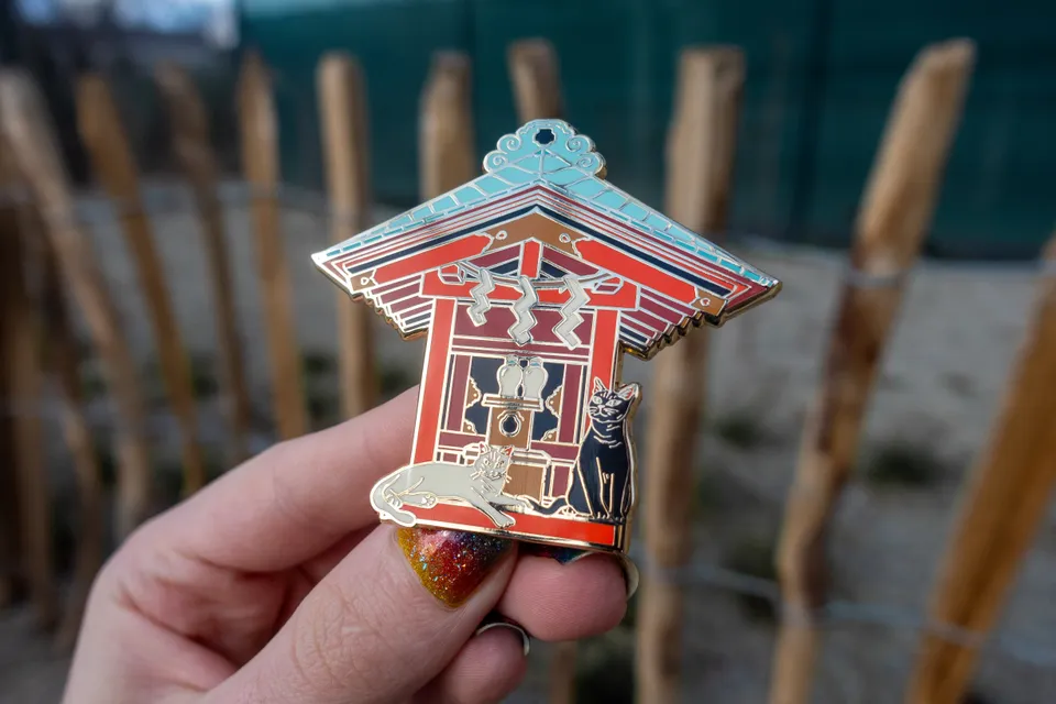kabujiro-shrine-cats-emaille-pin-schrein-katzen-60x68mm image 1