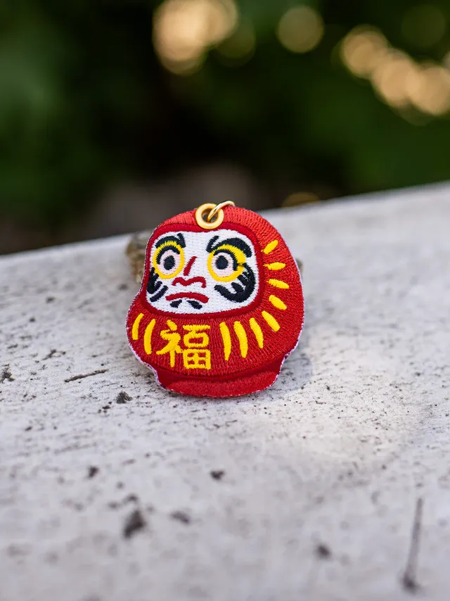 kabujiro-lucky-daruma-anh-nger-gestickt-mit-karabiner image 1