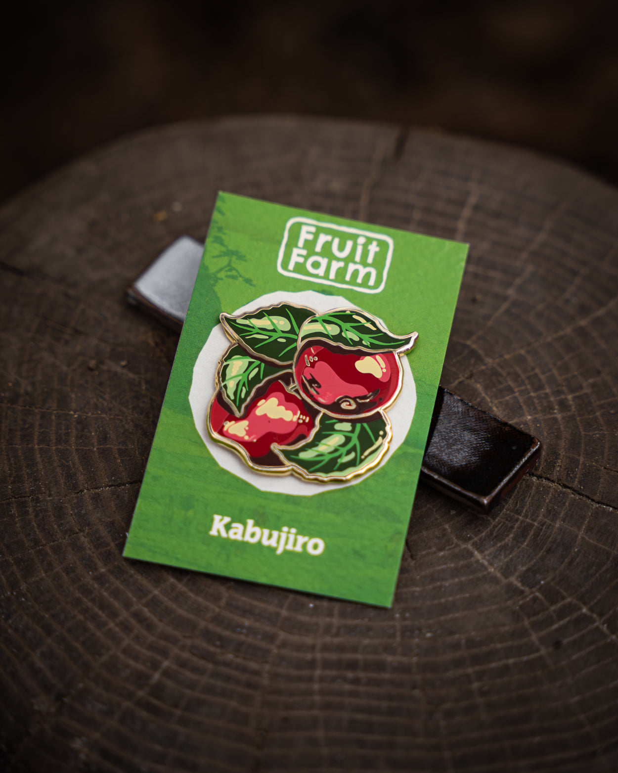 kabujiro-red-apples-emaille-pin-fruit-farm-43mm image 2