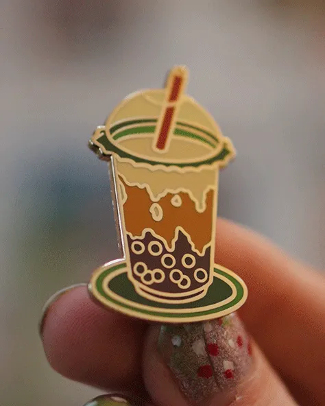 kabujiro-boba-bliss-emaille-pin-brown-sugar-40-mm image 1