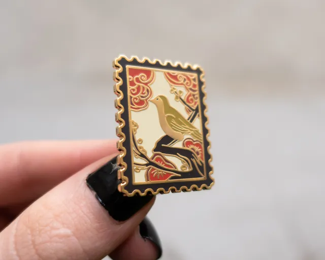 kabujiro-hanafuda-bush-warbler-briefmarken-pin-35mm image 1