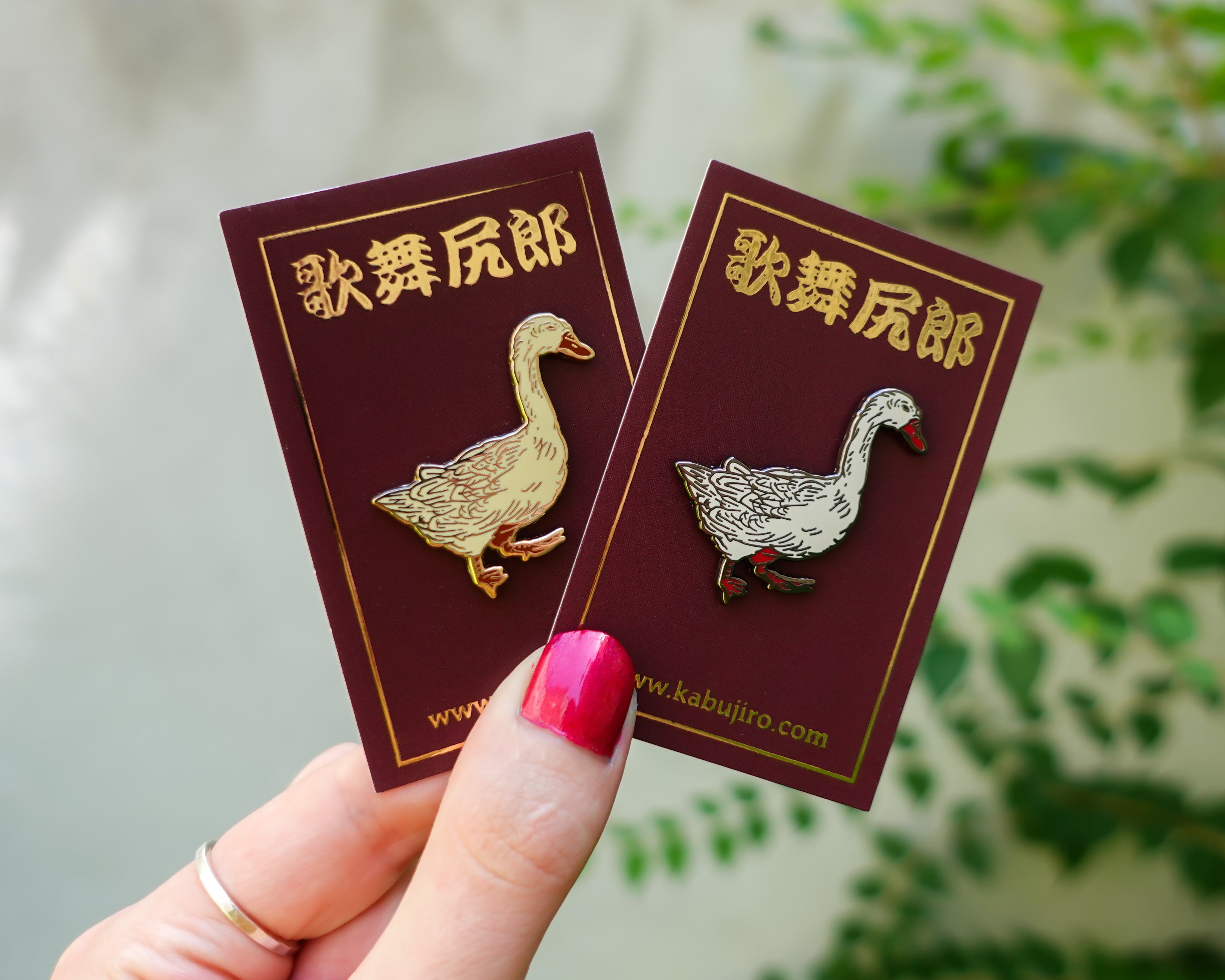 kabujiro-enamel-pins-ukiyo-e-goose-emaille-pin-schwarz-40-mm-gans image 2