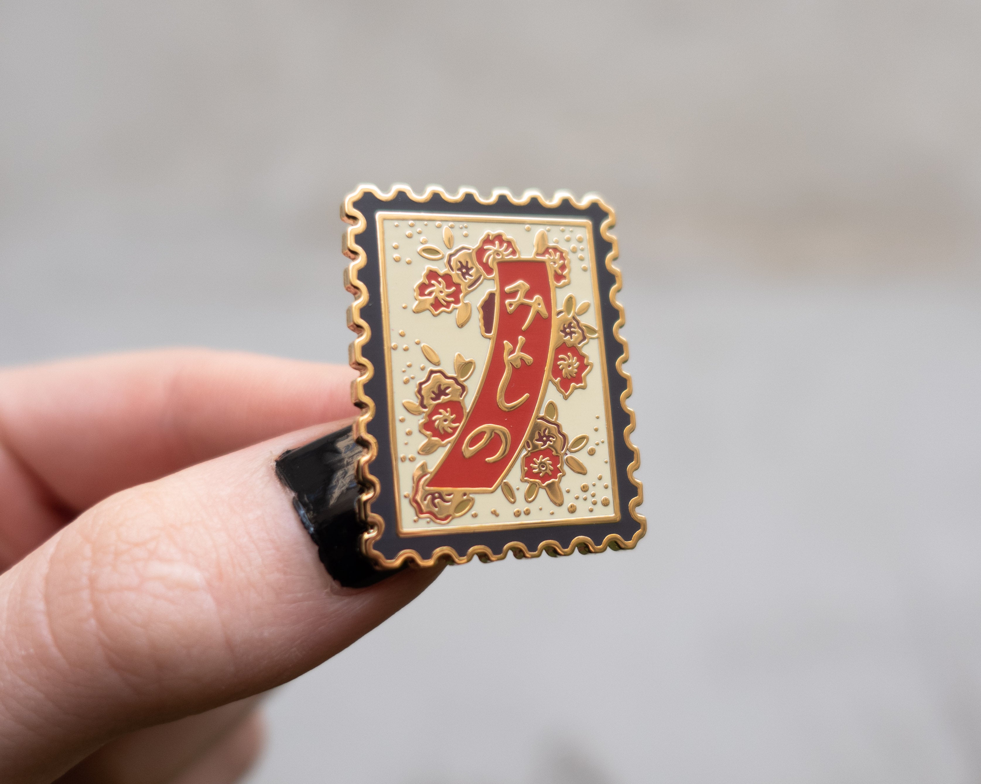 kabujiro-hanafuda-banner-emaille-pin-gold-35mm-briefmarke image 1