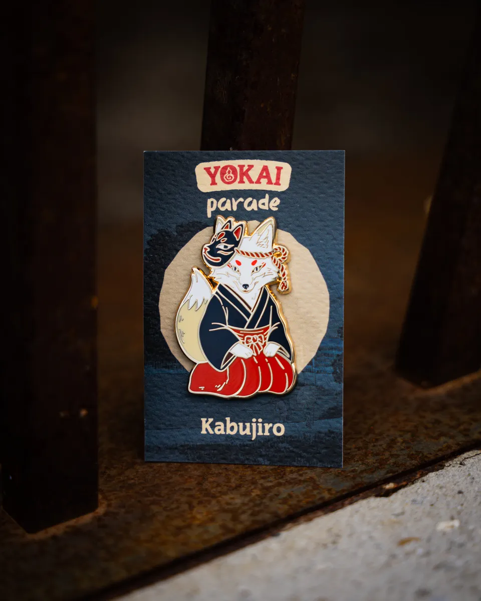 kabujiro-kitsune-yokai-parade-emaille-pin-34x50-mm image 1
