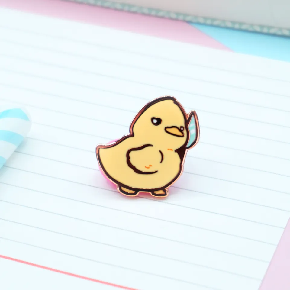 miamouz-enamel-pin-knife-duck-24mm-ente-mit-messer image 1