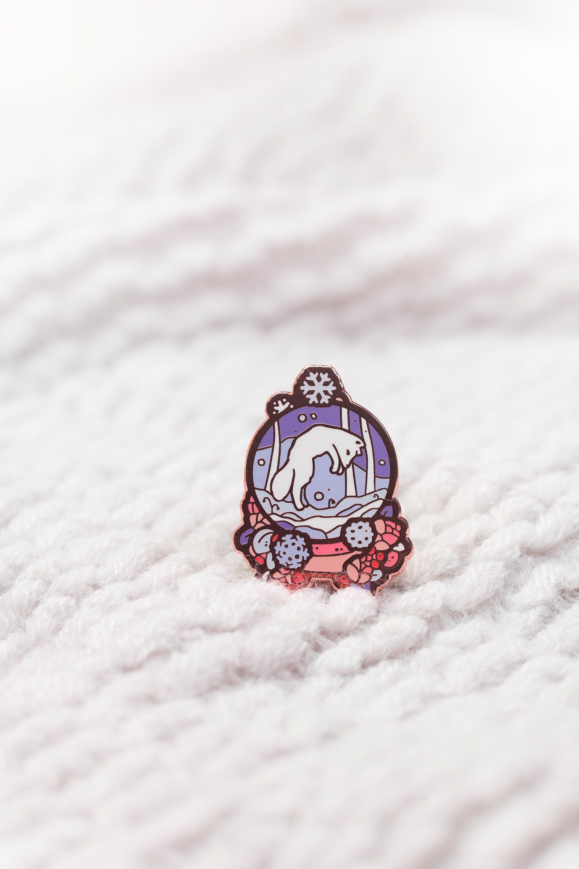 miamouz-arctic-fox-emaille-pin-schneekugel-30mm image 2