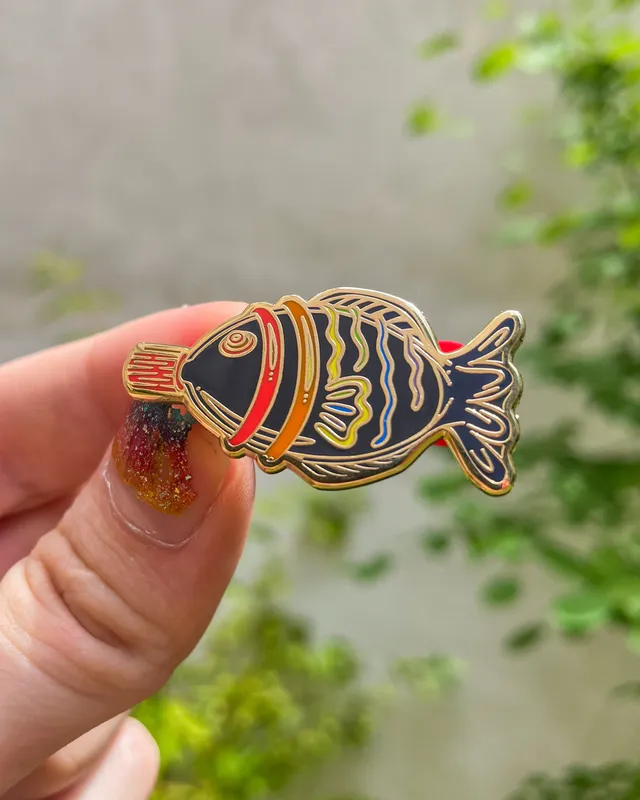 kabujiro-rainbow-soy-sauce-fish-emaille-pin-40-mm image 1