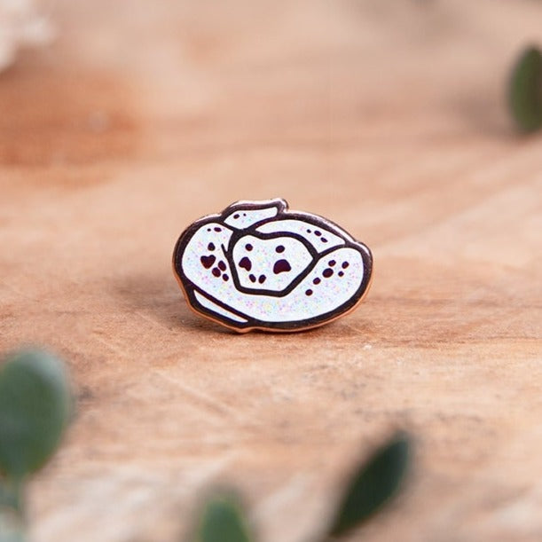 miamouz-sleepy-snake-emaille-pin-glitzer-13-mm image 1