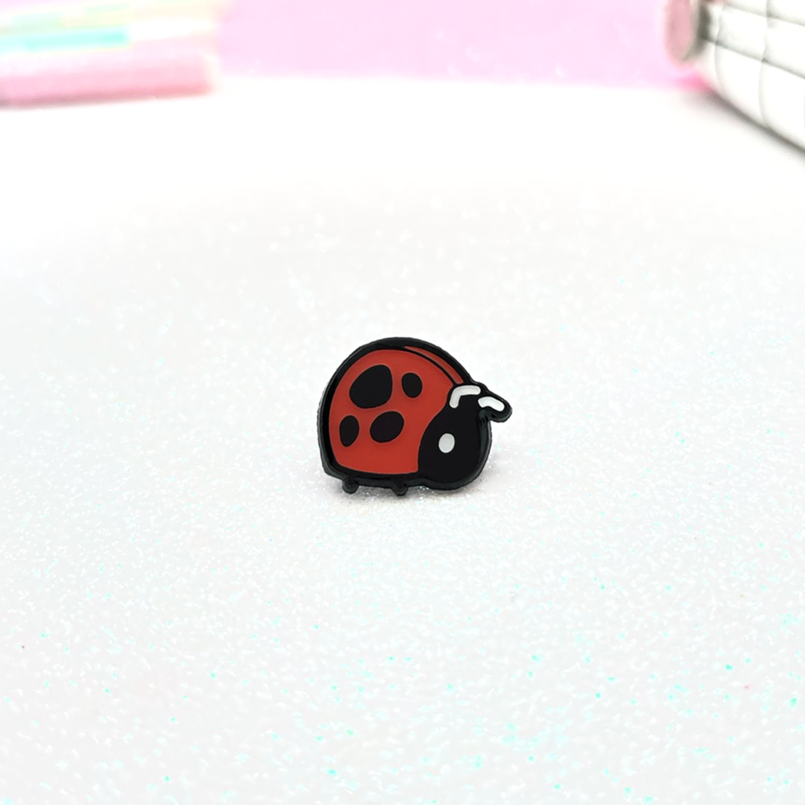 miamouz-tiny-ladybug-mini-emaille-pin-rot-16mm image 1