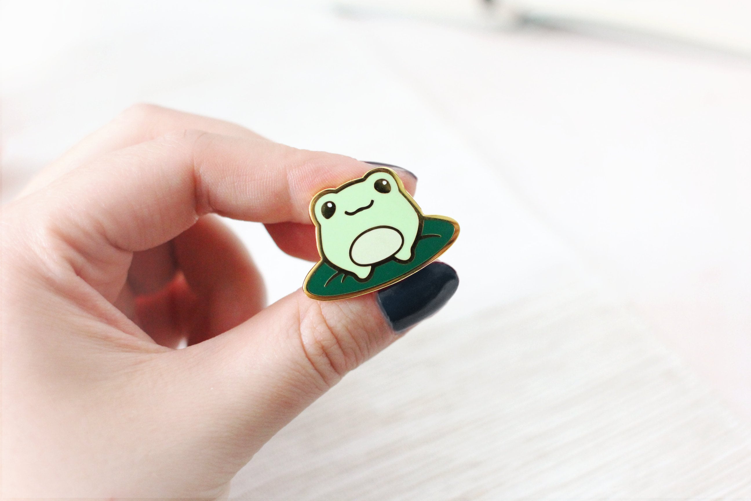 miamouz-dreamscape-frosch-emaille-pin-seerose-gold-30mm image 2