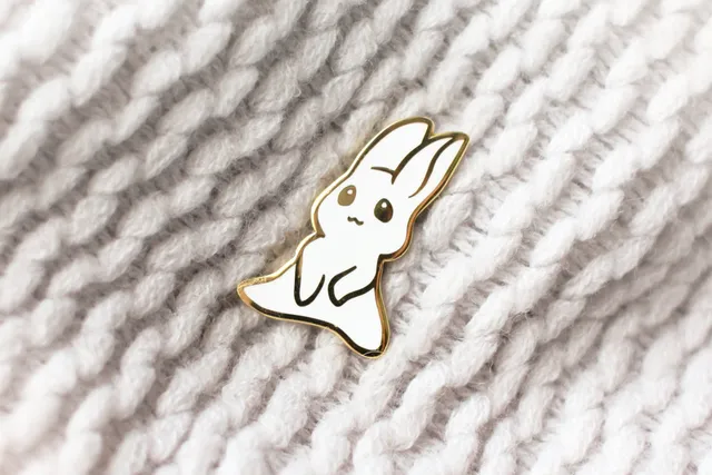 miamouz-enamel-pins-white-rabbit-hase-emaille-pin-40mm-gold image 1