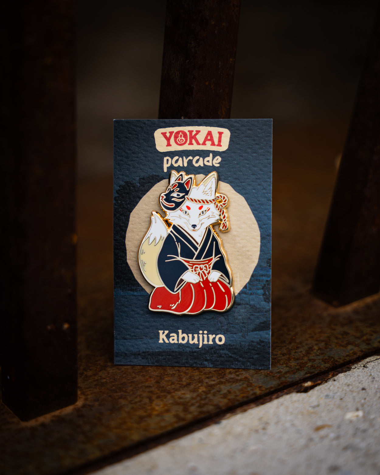 kabujiro-kitsune-yokai-parade-emaille-pin-34x50-mm image 1