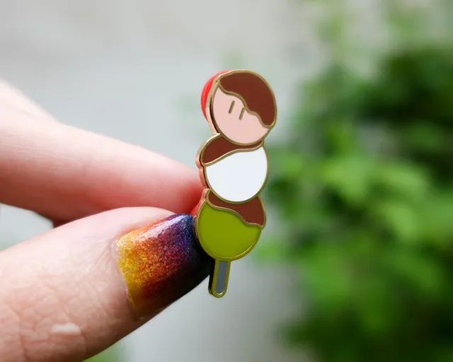 kabujiro-enamel-pins-dango-emaille-pin-japanisch-40mm image 1