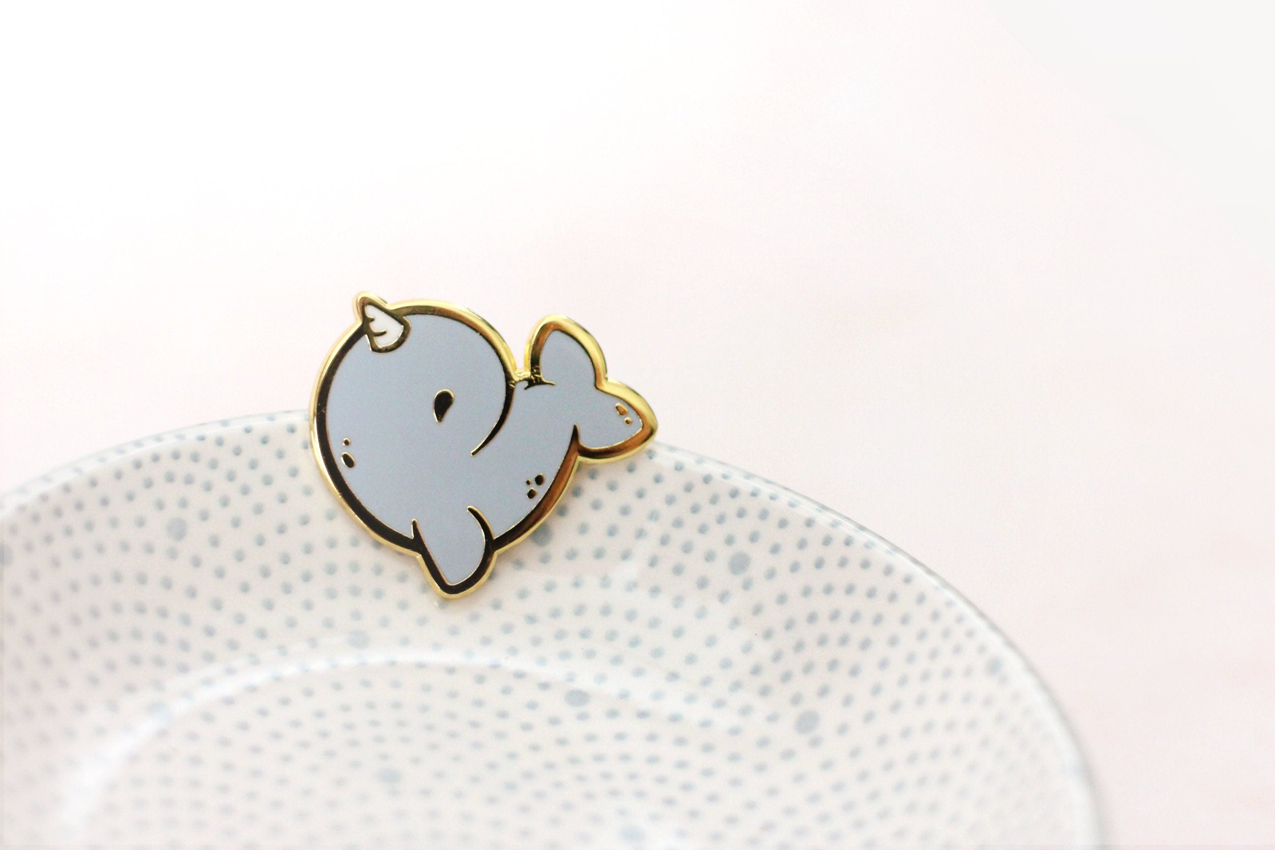 miamouz-dreamscape-narwal-emaille-pin-hellblau-26mm image 3