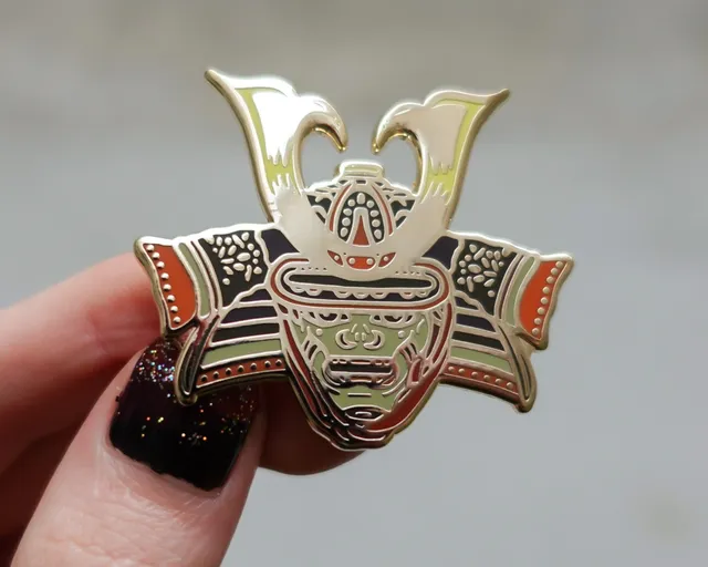 kabujiro-samurai-helmet-emaille-pin-gold-50-mm image 1