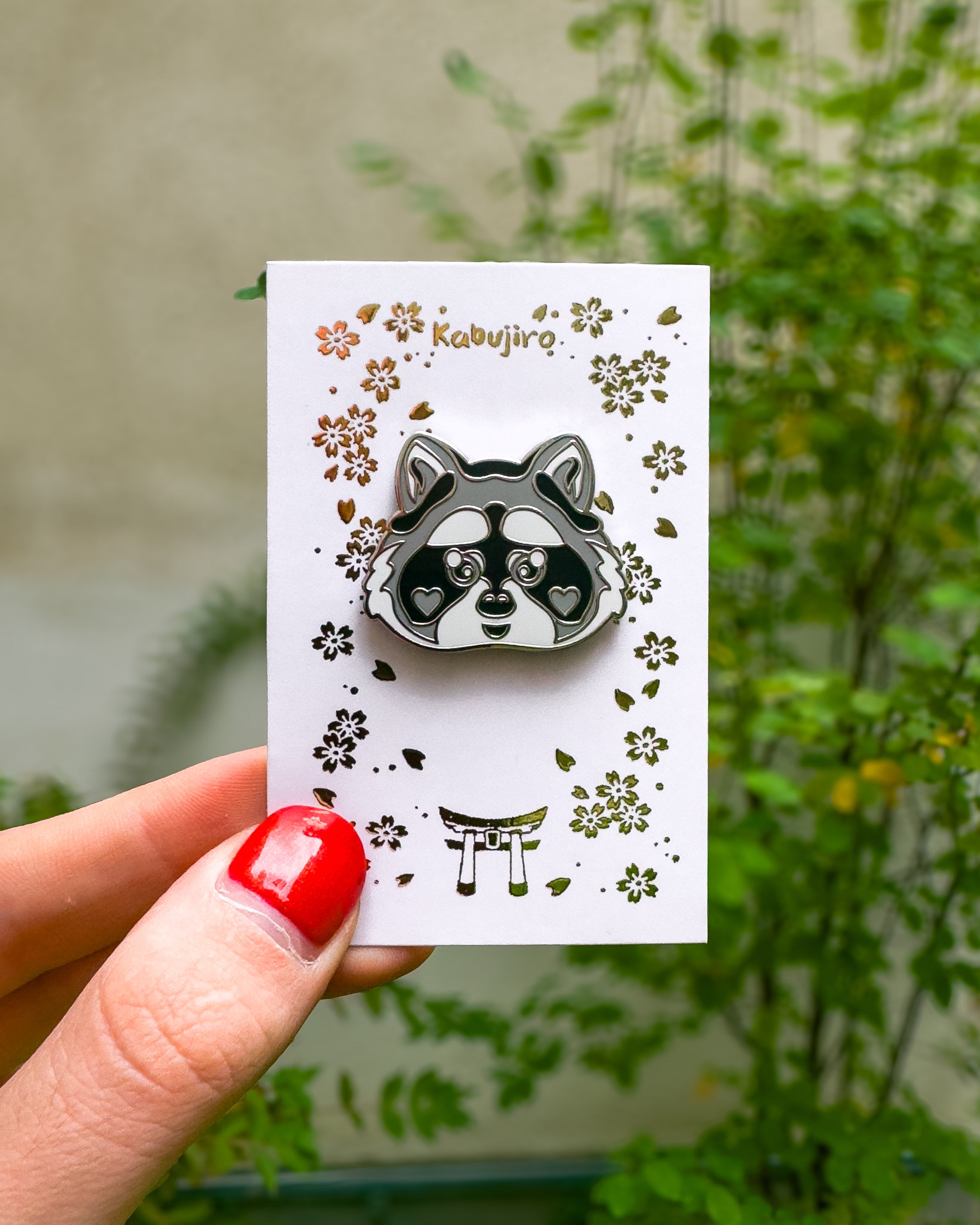 kabujiro-enamel-pins-raccoon-emaille-pin-waschb-r-27mm image 3