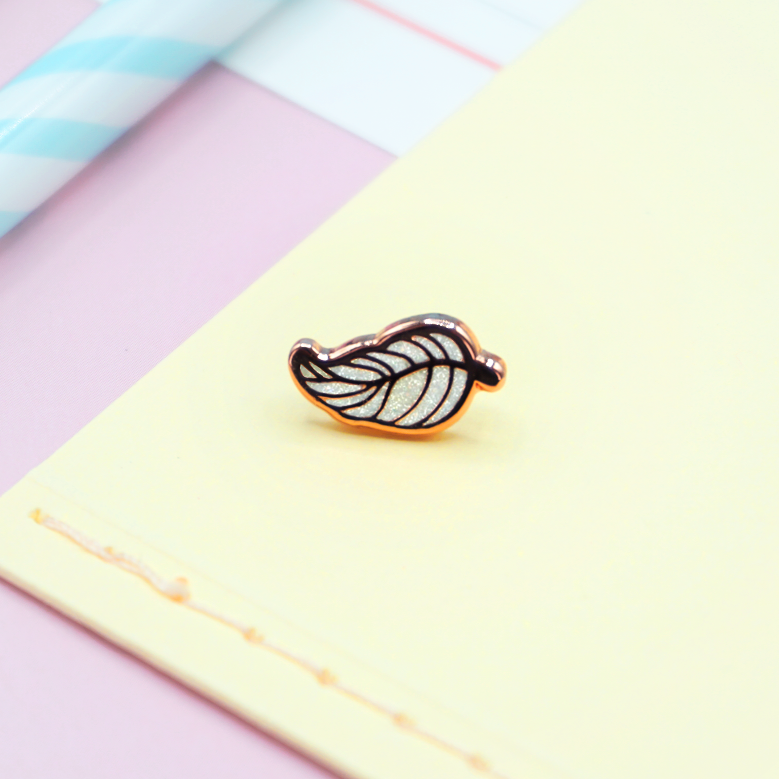 miamouz-white-glitter-feather-emaille-mini-pin-14mm image 1