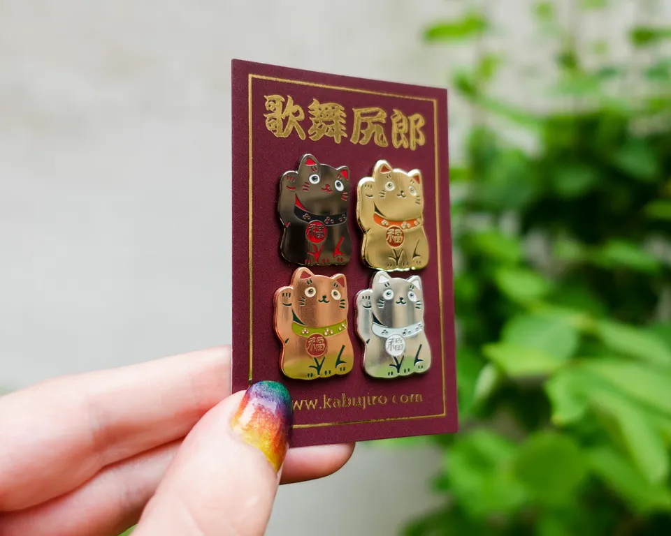 kabujiro-lucky-cat-emaille-pin-25mm-gold-variante image 1