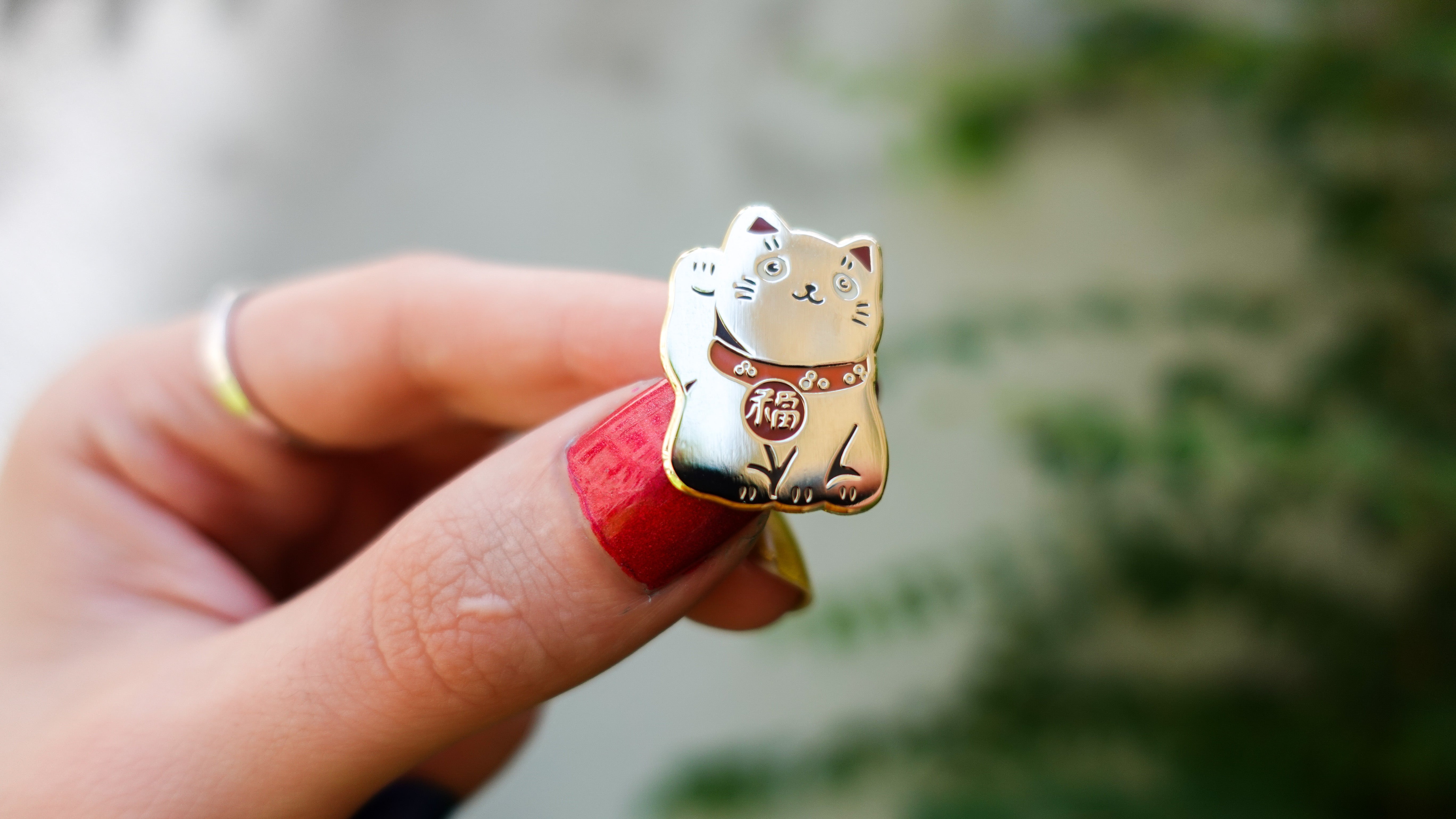 kabujiro-lucky-cat-emaille-pin-25mm-gold-variante image 7